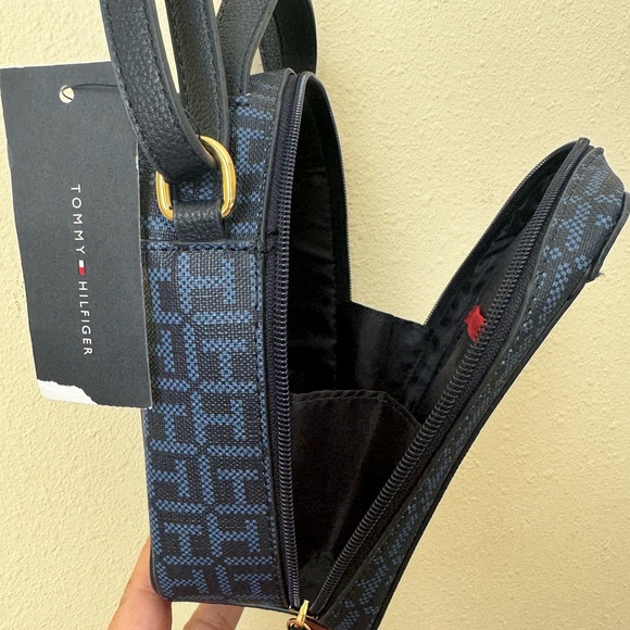 NWT TOMMY HILFIGER CROSSBODY BAG. NAVY BLUE AND BLUE STONE. ADJUSTABLE STRAP - Picture 8 of 12